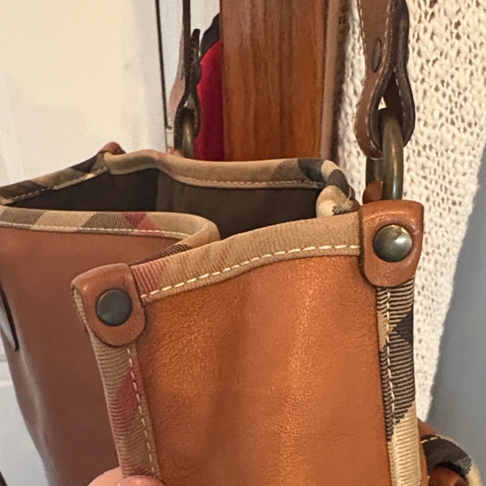 Burberry 💯 Leather Tote Bag - Picture 13 of 16